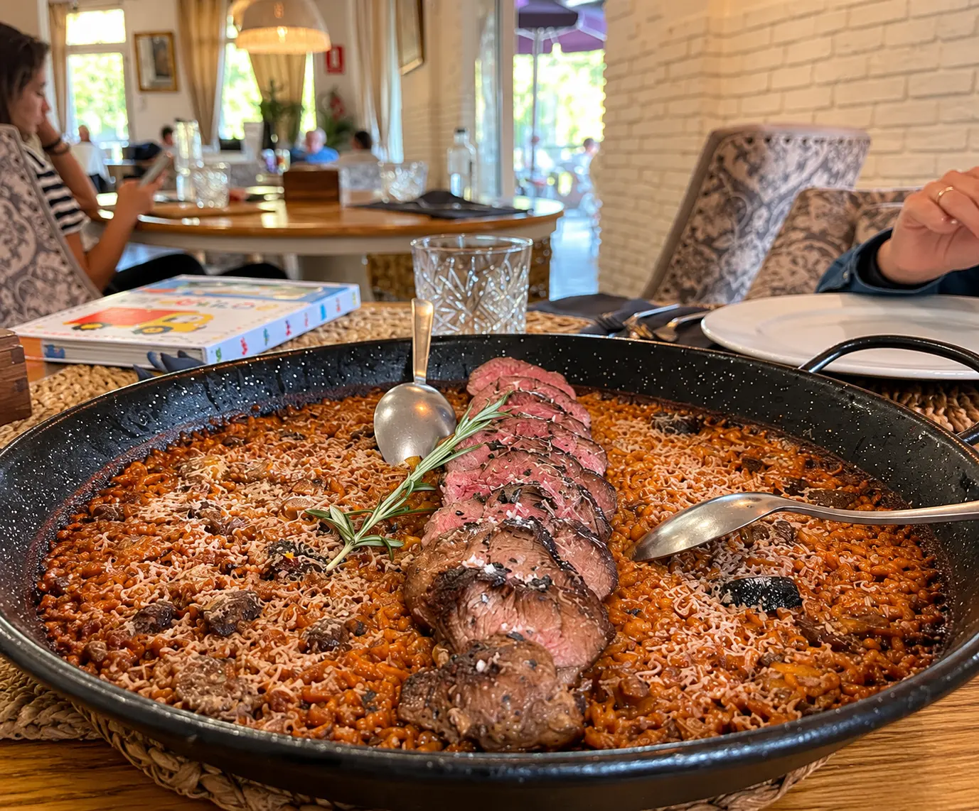 Paella de arroz con carne servida en la mesa