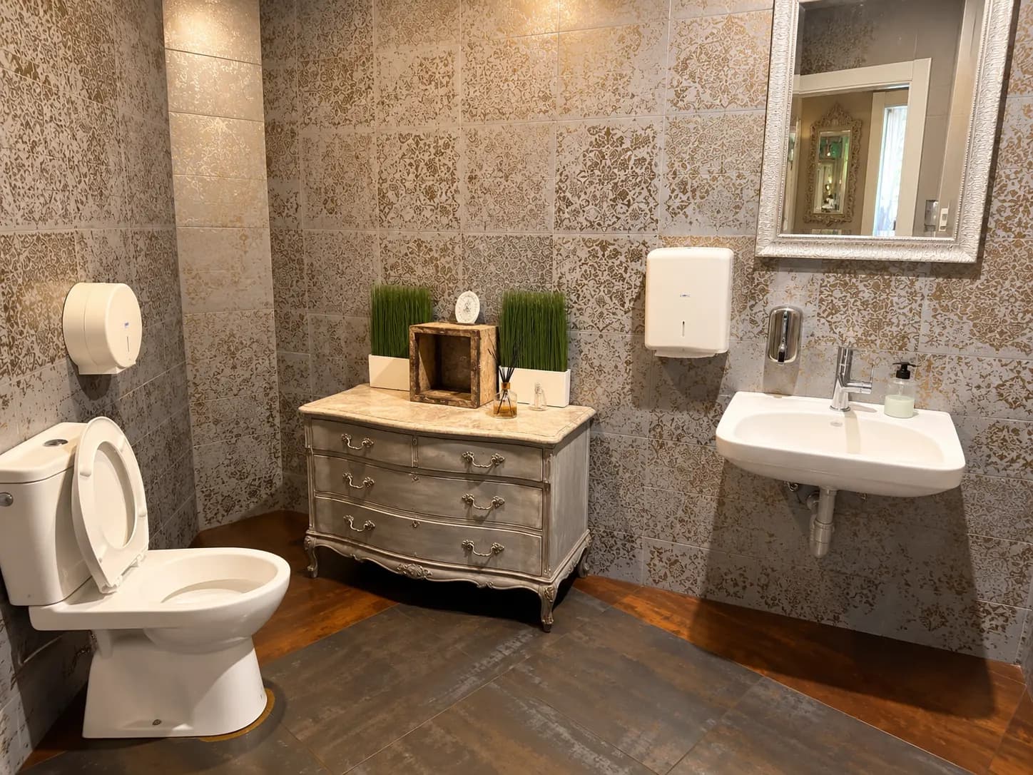 Aseo con azulejo decorado y cómoda antigua
