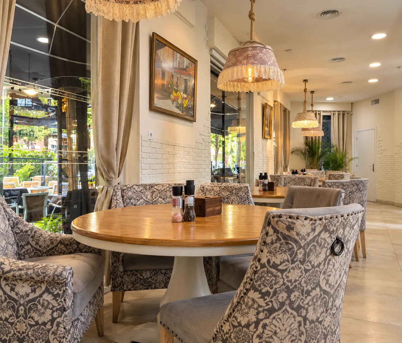 Sala con lámparas de puntilla junto al ventanal