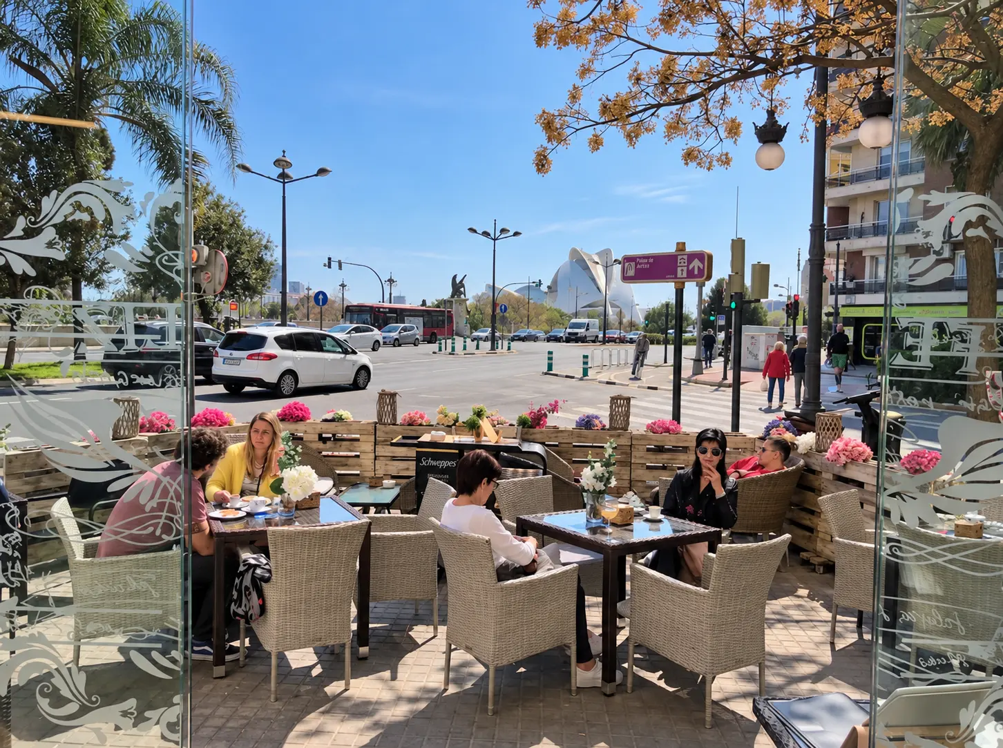 Clientes comiendo en la terraza a mediodía
