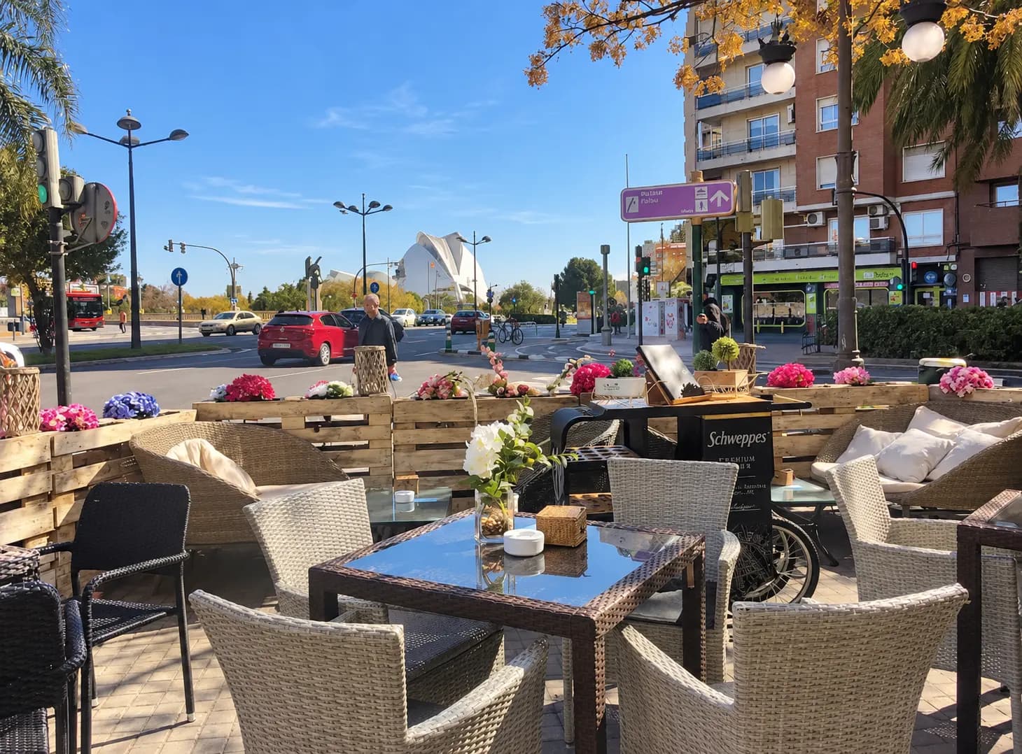 Terraza con butacas de mimbre y flores